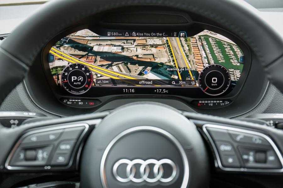 Панель приборов Audi Q2 TFSI Design 2016 года  (WW) (фото 2 из 16)